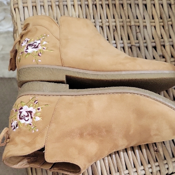 Comfort View Sienna Ankle Bootie, Womens 9.5 Tan Embroidered Heel, Zip Up - Picture 8 of 9